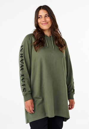 Tunic in verde oliva con cappuccio realizzata in tessuto morbido, caratterizzata da maniche lunghe con la scritta "STAY WARM" stampata verticalmente sulla manica sinistra.