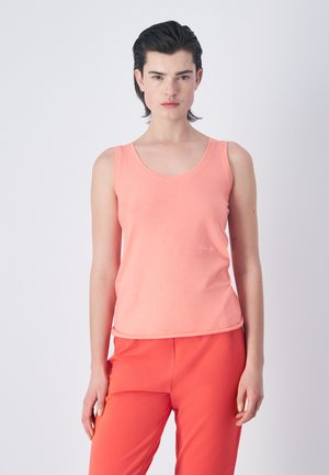 Top sin mangas de color melocotón, confeccionado en suave algodón, con cuello redondo y un diseño ajustado. Textura lisa, con un branding minimalista.