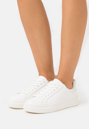 Trainers - white