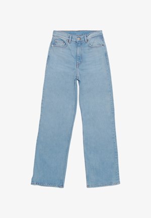 Jasnoniebieskie dżinsy z wysokim stanem, prostą nogawką, pięcioma kieszeniami i widocznym szwem. Miękka tekstura z klasycznym wykończeniem.