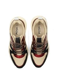 Baskets en mesh beige avec des accents rouges et noirs, surfaces texturées, quincaillerie réfléchissante et lacets à motifs. Taille 37.