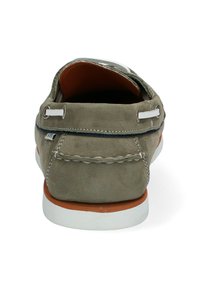 Harmaa mokkasiinikenkä, jossa on valkoinen tikkaus, oranssi pohja ja teksturoitu takaosa. Sisältää pienen hopeisen niitin koristeena.