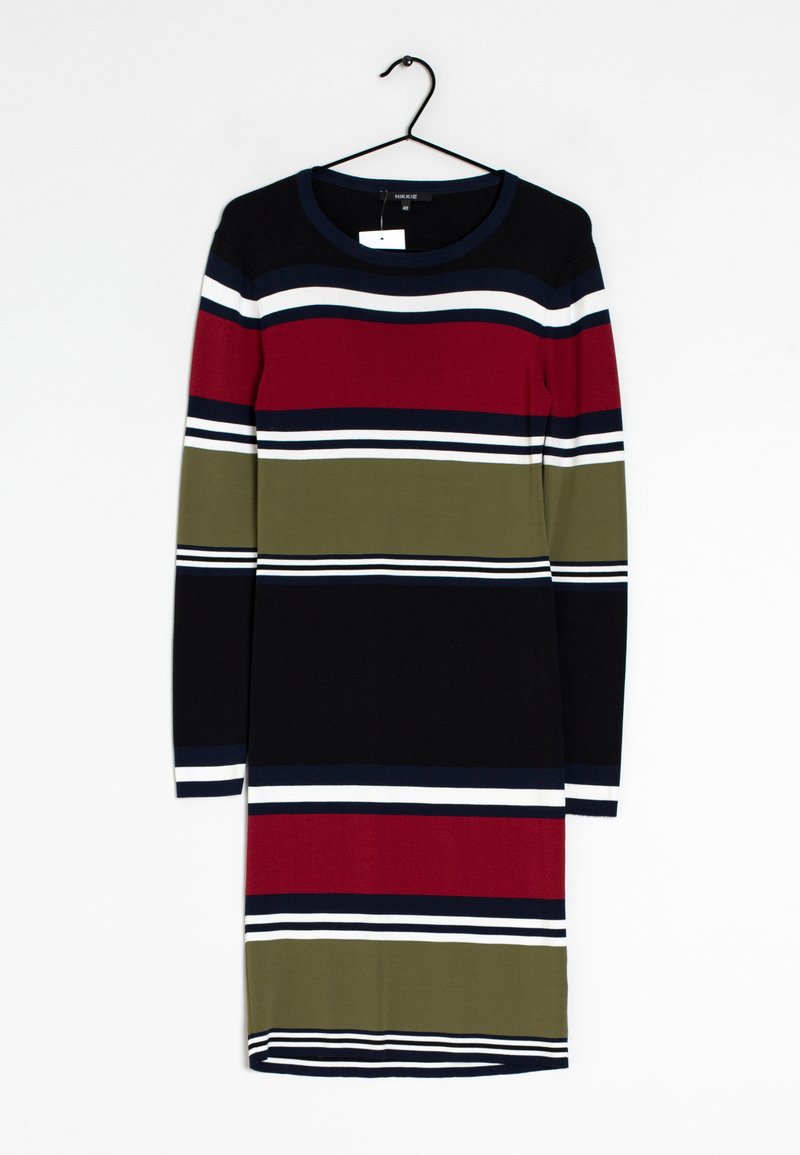 Robe en maille à manches longues avec des rayures horizontales en noir, rouge, vert olive, marine et blanc, suspendue sur un cintre noir.