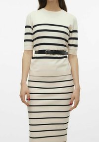 Pletené šaty s vodorovnými černými a krémovými pruhy, krátkými rukávy, přiléhavým střihem a černým páskem v pase.