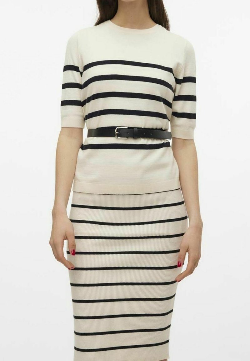 Pletené šaty s vodorovnými černými a krémovými pruhy, krátkými rukávy, přiléhavým střihem a černým páskem v pase.