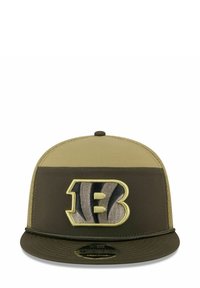 Grüne Snapback-Kappe mit gesticktem gelbem und schwarzem "B"-Logo, ausgestattet mit zweifarbigen Stoffpaneelen und einem strukturierten Frontdesign.