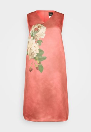 Koraalkleurige mouwloze jurk met V-hals, voorzien van een grote bloemprint van crèmekleurige rozen en groene bladeren aan de linkerkant, met een zachte textuur.
