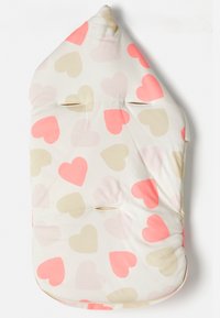 Vauvan makuupussi pehmeästä kankaasta, jossa on valkoinen tausta, jossa on vaaleanpunaisia ja beigejä sydämiä sekä aukot valjaille.
