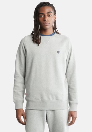 Lysegrå sweatshirt lavet af bomuldsblanding, med rund hals, ribstrikkede manchetter og et lille emblem på brystet. Blød tekstur, afslappet pasform.