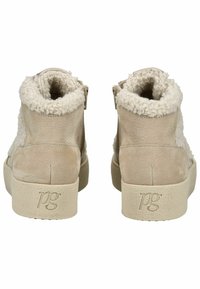 Beżowe botki za kostkę z miękką podszewką z owczej wełny, teksturowanym skórzanym wykończeniem oraz jasną gumową podeszwą z subtelnym wytłoczonym logo.