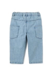 Pantalones cortos de mezclilla azul claro con cintura elástica, dos bolsillos traseros y corte recto, con costuras visibles a lo largo de las juntas.