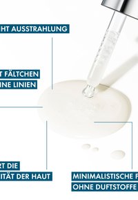 Klarer Serum in einer Tropfflasche mit einem glänzenden silbernen Deckel. Das Serum ist transparent und liegt auf einer glatten weißen Oberfläche, die Licht reflektiert.