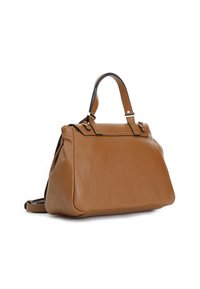 Hnědá kožená kabelka se strukturovaným tvarem, dvojitými horními uchy a černými akcenty. Má zipové zavírání a měkkou texturu.