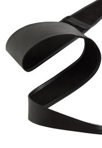 Svart läderbälte med en slät yta, platt design och rundade kanter. Den inre sidan har en något texturerad yta.