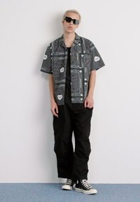 Carhartt WIP JET PANT - Hlačami s stranskimi žepi - black