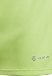 Limettengrüner Sportstoff mit glatter Textur, versehen mit einem gedruckten "AEROREADY"-Logo nahe dem unteren Rand. Die Nähte sind klar und gleichmäßig.