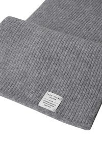 Écharpe en tricot grise avec une texture côtelée. Présente une étiquette blanche avec "Pepe Jeans London" et des instructions d'entretien. Matériau doux et chaud.