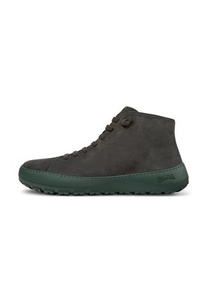 Grau Leder Stiefeletten mit grünen Gummisohlen, ausgestattet mit einer glatten Textur, abgerundetem Zehenbereich und einem Schnürdesign mit Zugbändern.