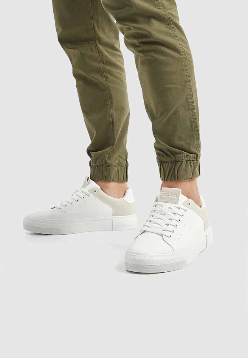 PULL&BEAR CASUAL CONTRAST Trainers white Zalando