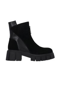 Zwarte enkellaars met een combinatie van suede en leer, een chunky zool en een zijrits voor gemakkelijke toegang.
