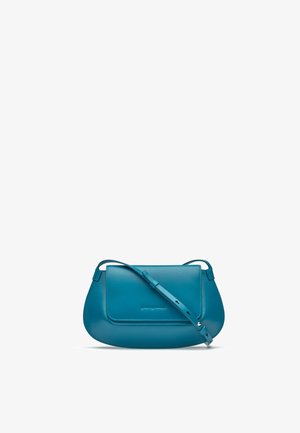Sac bandoulière en cuir turquoise avec une forme incurvée, une fermeture à rabat et une sangle réglable. Texture lisse avec un design minimaliste et sans détails métalliques.