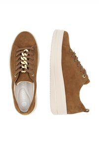 Sneaker in suede marrone con una tomaia texture, occhietti in tono oro e suola in gomma color crema. Presenta lacci piatti e un design low-profile.