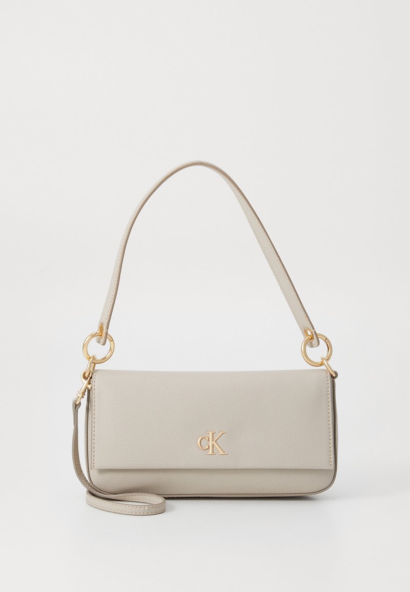 Borsa Calvin Klein in pelle grigia chiara, forma rettangolare, con un design elegante, dettagli in metallo dorato e tracolla removibile.