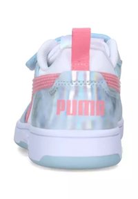 Puma-Sneaker mit weißem und hellblauem Obermaterial aus Synthetik, irisierenden Akzenten, rosa Riemen und weißer Sohle mit Logo-Detail.