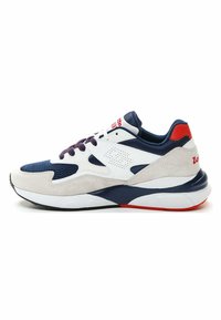 Sportske cipele u mornarsko plavoj, bijeloj i sivoj boji, izrađene od mrežastog i antilop materijala. Imaju okrugli vrh, crvene detalje i debeli bijeli potplat. Dizajn sa vezanjem.