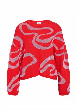 Rød strikkegenser med løs passform. Har et lekent rosa abstrakt mønster og ribbet hals- og mansjetter. Myk tekstur.