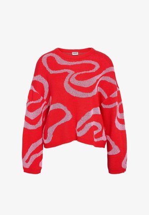 Červený pletený svetr s volným střihem. Má hravý růžový abstraktní vzor a žebrovaný límec a manžety. Měkká textura.