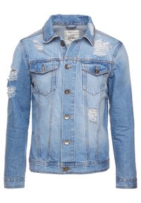 Veste en denim bleu clair avec un devant à boutons, deux poches poitrine, des détails déchirés et un design de col classique.