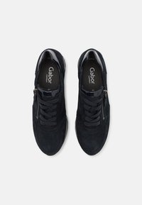 Baskets en suédine marine avec un accent en vernis lisse, fermeture à lacets et à zip, intérieure rembourrée et semelle extérieure blanche contrastée.