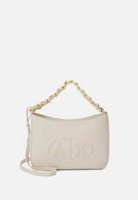 Borsa a mano in pelle beige con forma curvata, manico a catena dorata, logo "A/X" impresso e tracolla regolabile. Texture liscia.
