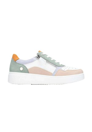 Sneaker basso con suola bianca, base in pelle bianca, pannelli in suede verde pastello, beige e azzurro chiaro, linguetta arancione sul tallone e zip laterale.