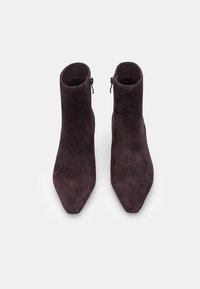 Botas de ante marrón hasta el tobillo con un diseño de punta afilada, que cuentan con un cierre de cremallera lateral y una textura suave y lisa.