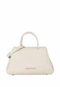 Bolso Valentino de cuero blanco cremoso con forma estructurada, doble asa superior, correa ajustable y logo dorado en el frente.