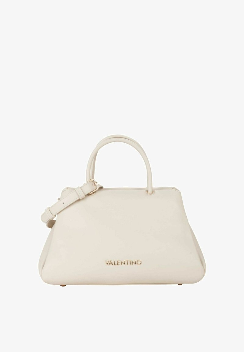 Bolso Valentino de cuero blanco cremoso con forma estructurada, doble asa superior, correa ajustable y logo dorado en el frente.