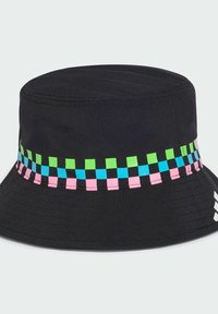 Sombrero tipo bucket negro con un patrón de tablero de ajedrez colorido en verde, azul y rosa alrededor de la base de la copa.
