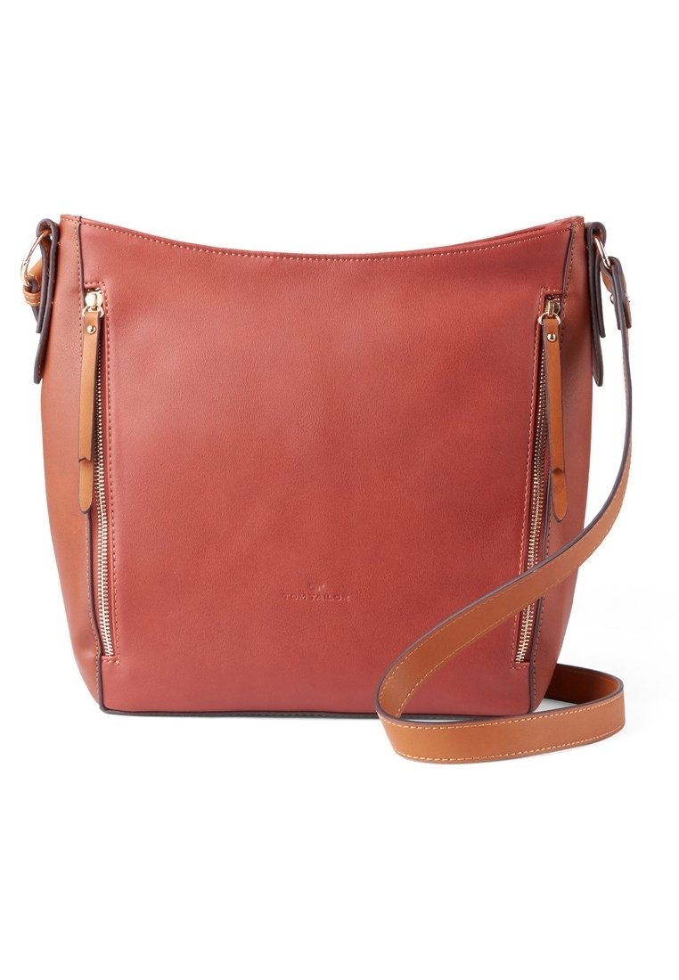 Bolso de cuero marrón con una textura suave, que cuenta con bolsillos con cierre en la parte delantera, una correa ajustable y un diseño minimalista.