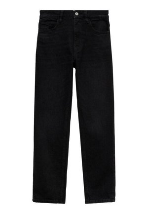 Personne portant une chemise bleu clair boutonnée, un pantalon noir taille haute, des mocassins noirs, tenant un petit sac à main noir sur l'épaule sur un fond uni.