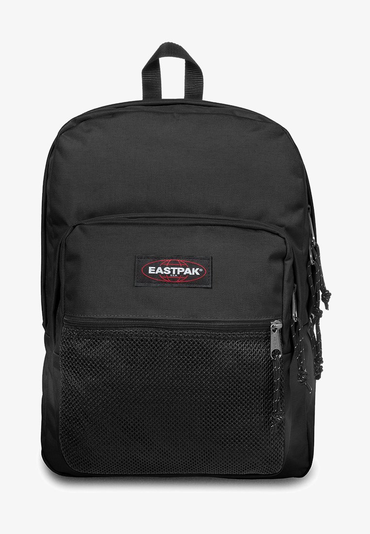 Mochila Eastpak negra hecha de un tejido duradero, con un bolsillo frontal de malla, cremalleras suaves y un asa superior para llevar. Diseño simple, forma práctica.
