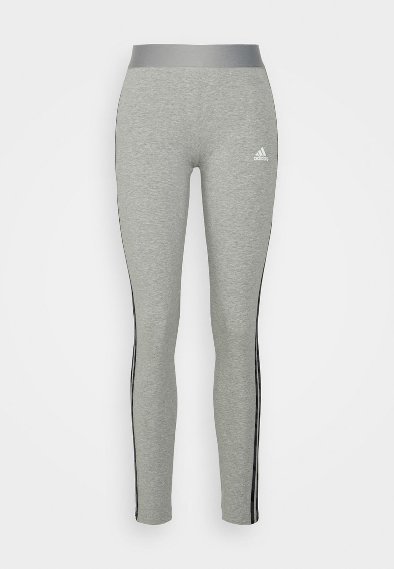 Leggings grises hechos de un material suave, con una amplia cinturilla gris y rayas laterales negras. Pequeño logo blanco de Adidas en el muslo izquierdo.