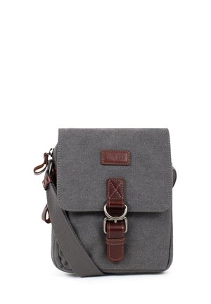 Sac bandoulière en toile grise avec sangle en cuir marron et fermeture à boucle sur le rabat avant, doté d’une longue bandoulière réglable.