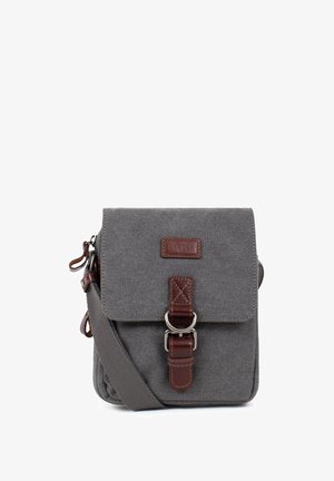 Sac bandoulière en toile grise avec sangle en cuir marron et fermeture à boucle sur le rabat avant, doté d’une longue bandoulière réglable.