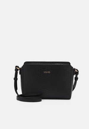 Sort crossbody-taske med præget slangestruktur, justerbar rem og lille guldfarvet brandlogo på fronten.
