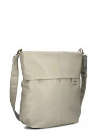 Borsa a tracolla in pelle beige con top piegato, tracolla regolabile, dettagli di cucitura sottili e un piccolo etichetta del marchio sul davanti.