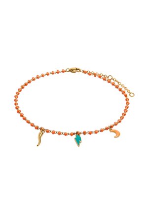 Złota bransoletka łańcuszkowa z małymi pomarańczowymi koralikami i trzema zawieszkami: złoty róg, turkusowy błyskawica oraz pomarańczowy półksiężyc.
