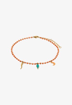Złota bransoletka łańcuszkowa z małymi pomarańczowymi koralikami i trzema zawieszkami: złoty róg, turkusowy błyskawica oraz pomarańczowy półksiężyc.