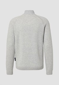 Światłoszary sweter typu pulower z teksturowanym, dzianinowym wykończeniem; ma wysoki kołnierz oraz prążkowane mankiety i dół, co dodaje mu charakteru.